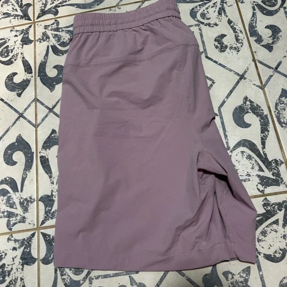 Lululemon bowline 8” shorts - Picture 4 of 4